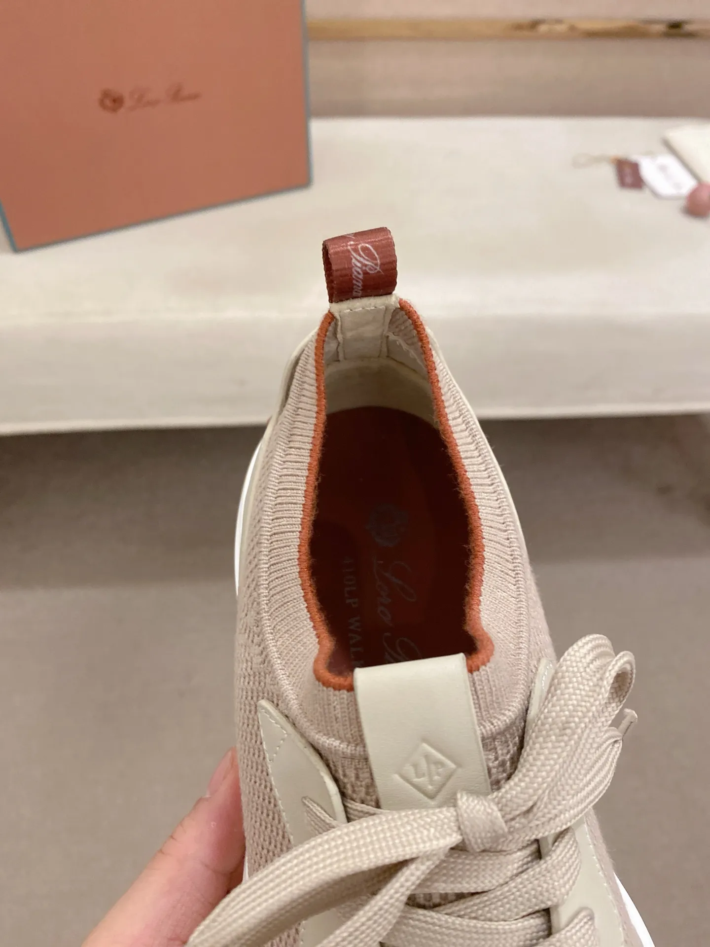 Men's shoes💰: 540💰🔥𝐥𝐨𝐫𝐨 𝐏𝐢𝐚𝐧𝐚 lp classic loafers, an Italian treasure brand, the only brand that can match Hermès! Only after wearing it do we realize that we can’t live up to our feet. The upper is made of imported first-layer cowhide with breathable fly-knit fabric, water-dyed cowhide foot pads, and the official original glass rubber outsole and pendant. Exclusive original packaging (tag ➕ brand paper ➕ outer box ➕ hand bag) code number: 38-44. Can be customized 45-46